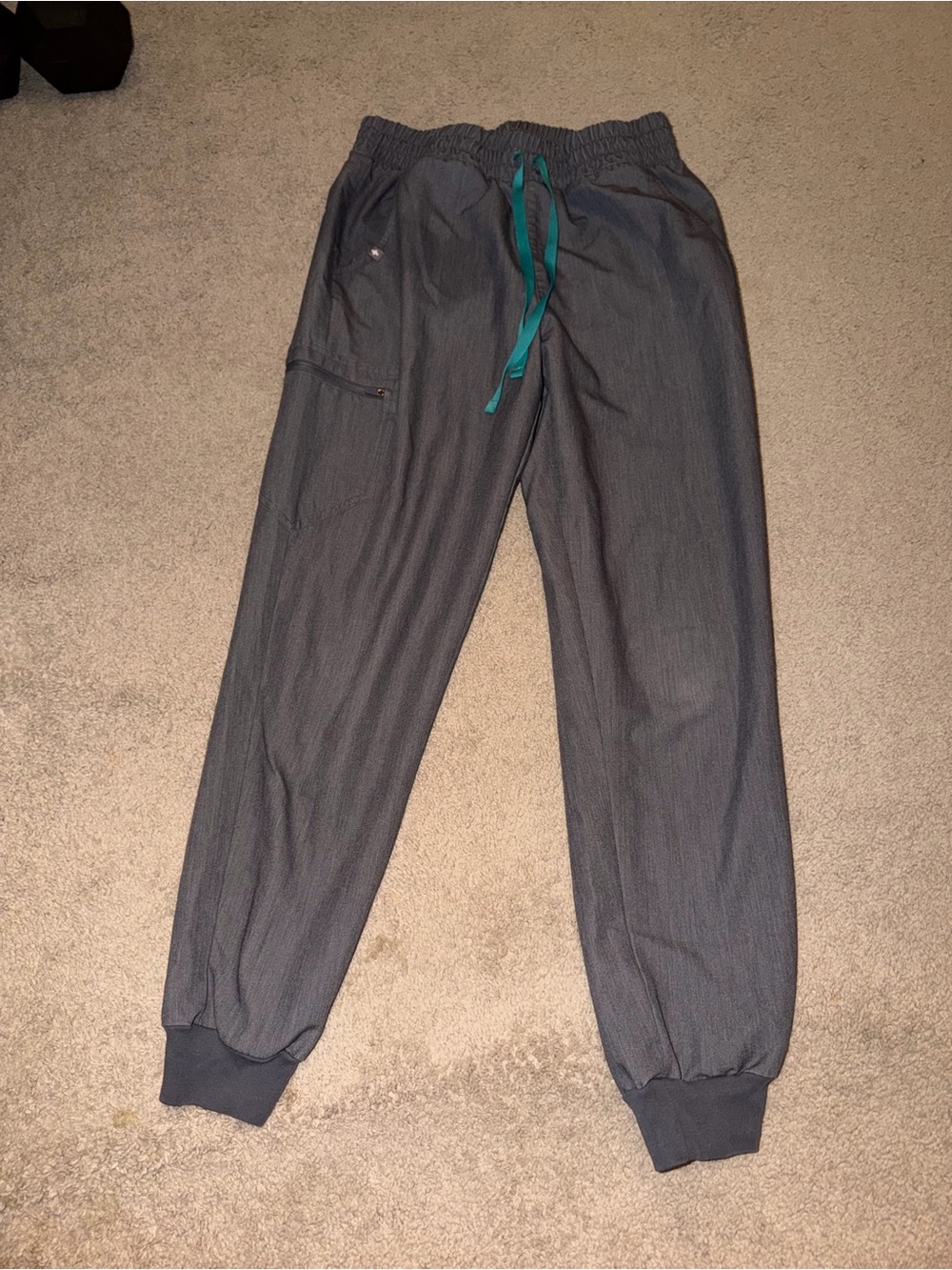 Women’s figs scrub pants in graphite gray size medium